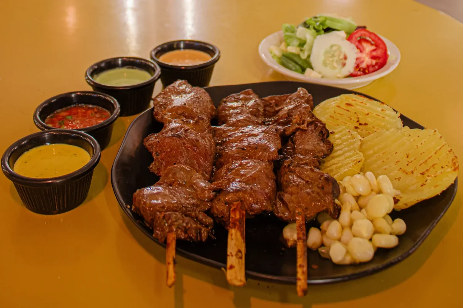Anticucho 3 palitos Anticucho 3 palitos, brochetas de corazón a la parrilla.