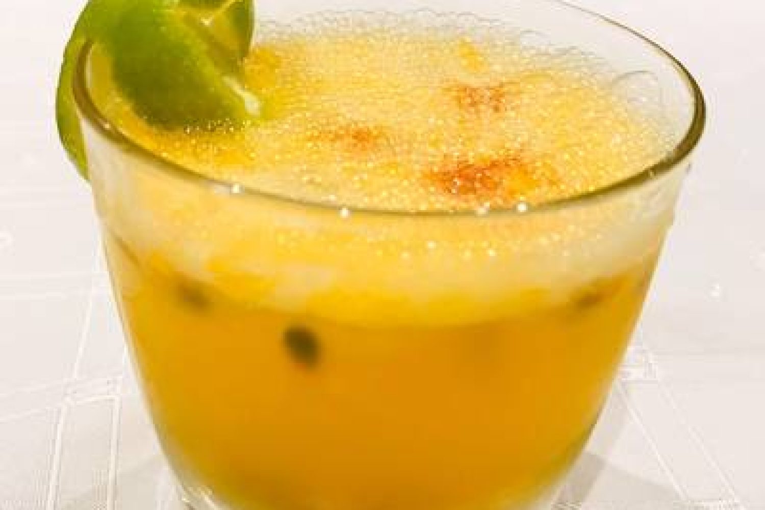 Chilcano de Maracuyá Cóctel Chilcano de Maracuyá, bebida refrescante con pisco, maracuyá, jengibre y limón.