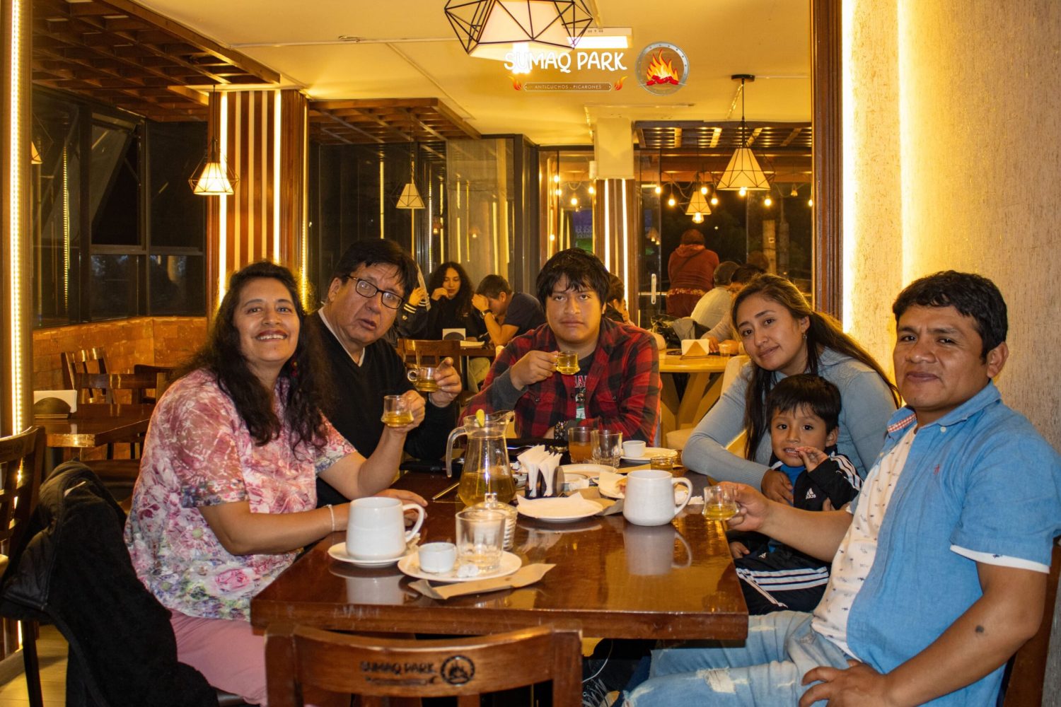 Celebración de cumpleaños en un ambiente acogedor Personas disfrutando de un cumpleaños en un lugar cálido.