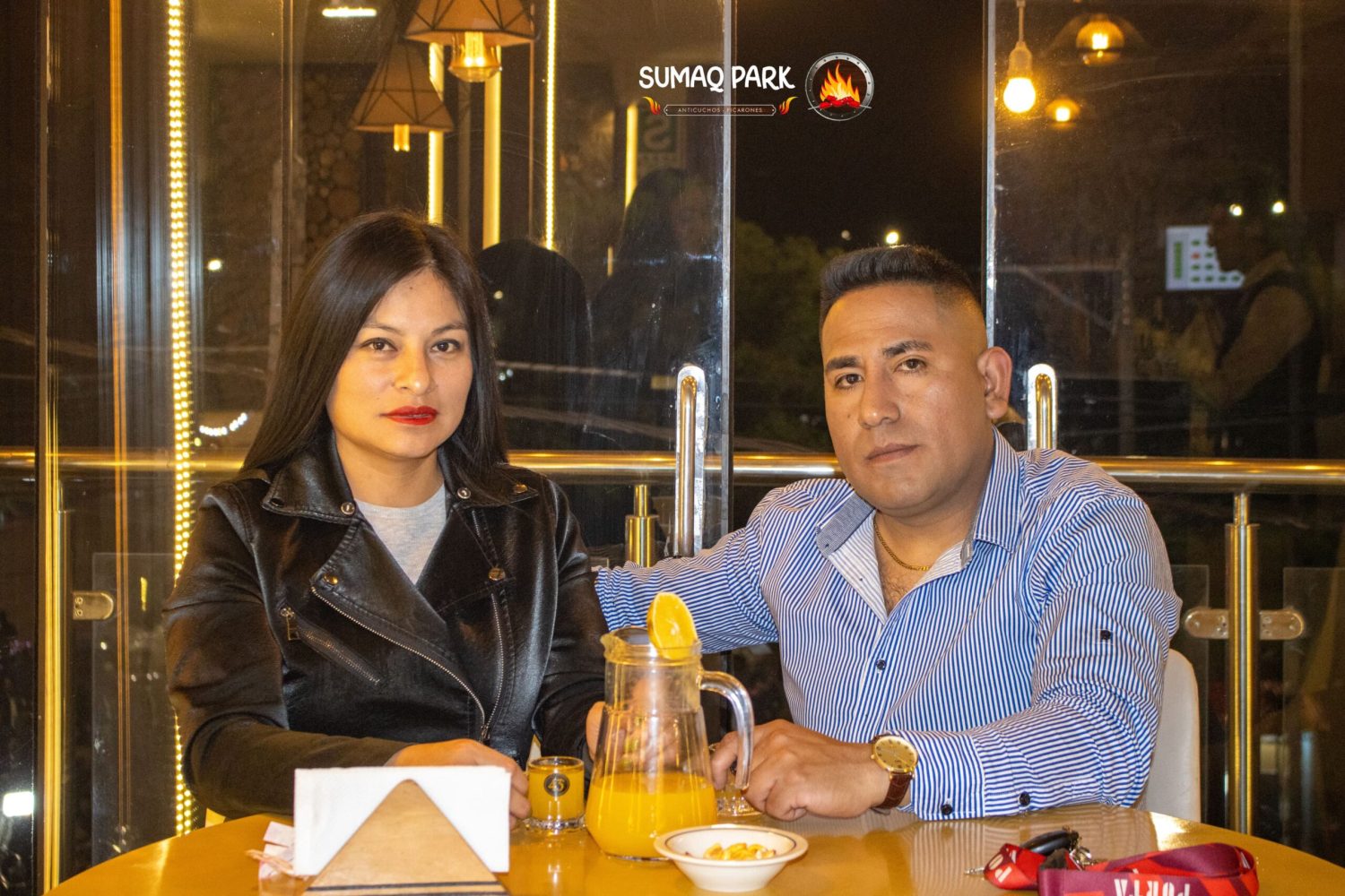 Momentos en pareja en un ambiente especial Pareja compartiendo una velada en un espacio acogedor.