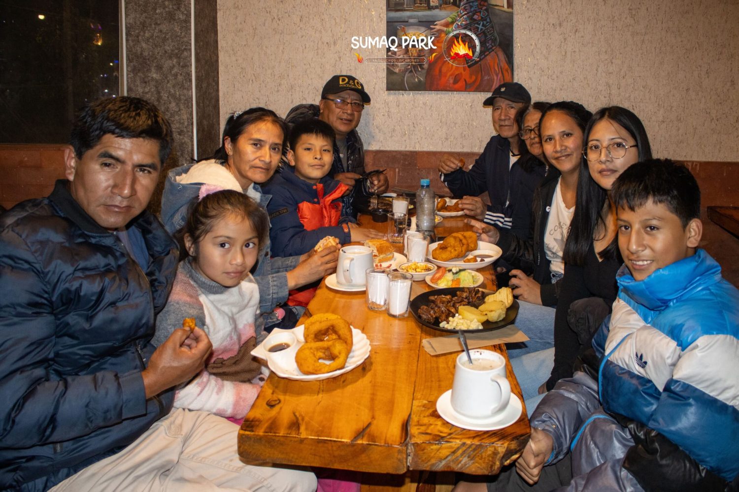 Celebración familiar en un ambiente especial Familia celebrando una promoción en un lugar acogedor.