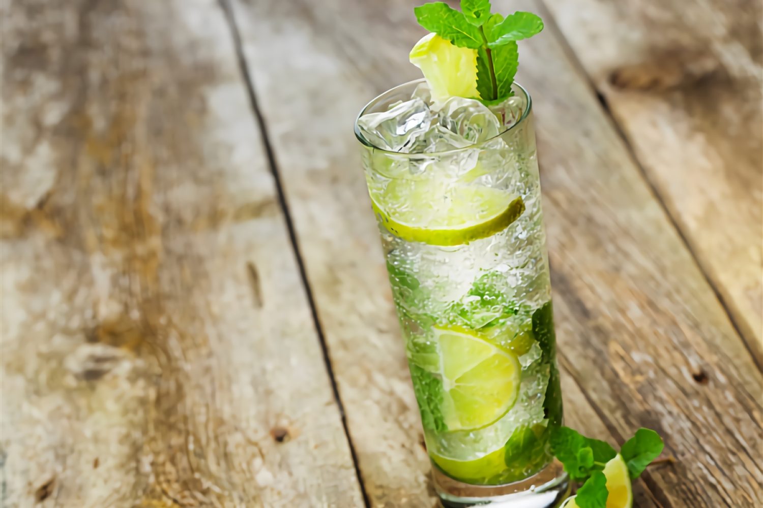 Mojito Cóctel Mojito, bebida refrescante con ron, menta, lima, azúcar y agua con gas.