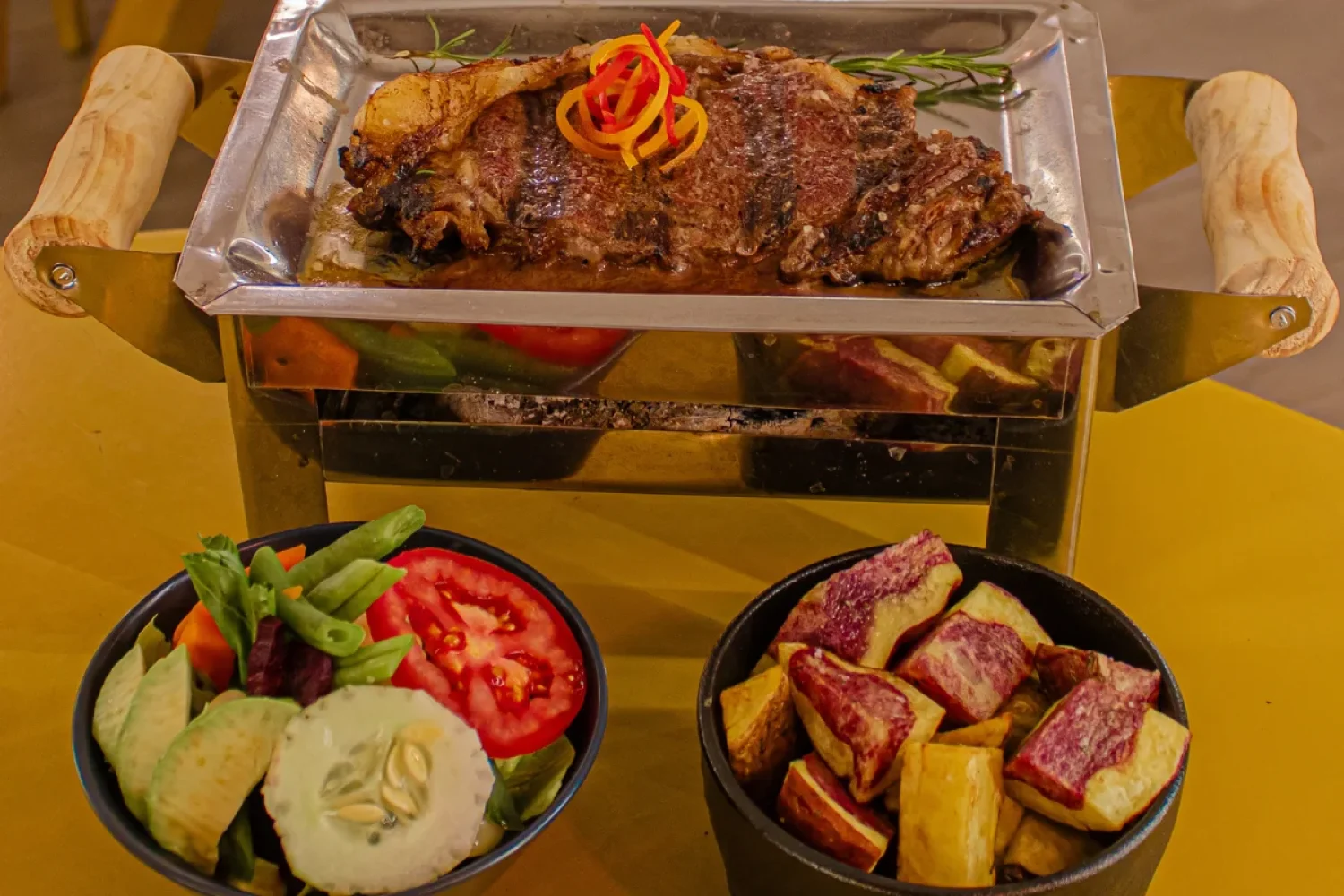 Parrilla3 Parrilla con carne a la brasa y guarnición aparte, ideal para asados.