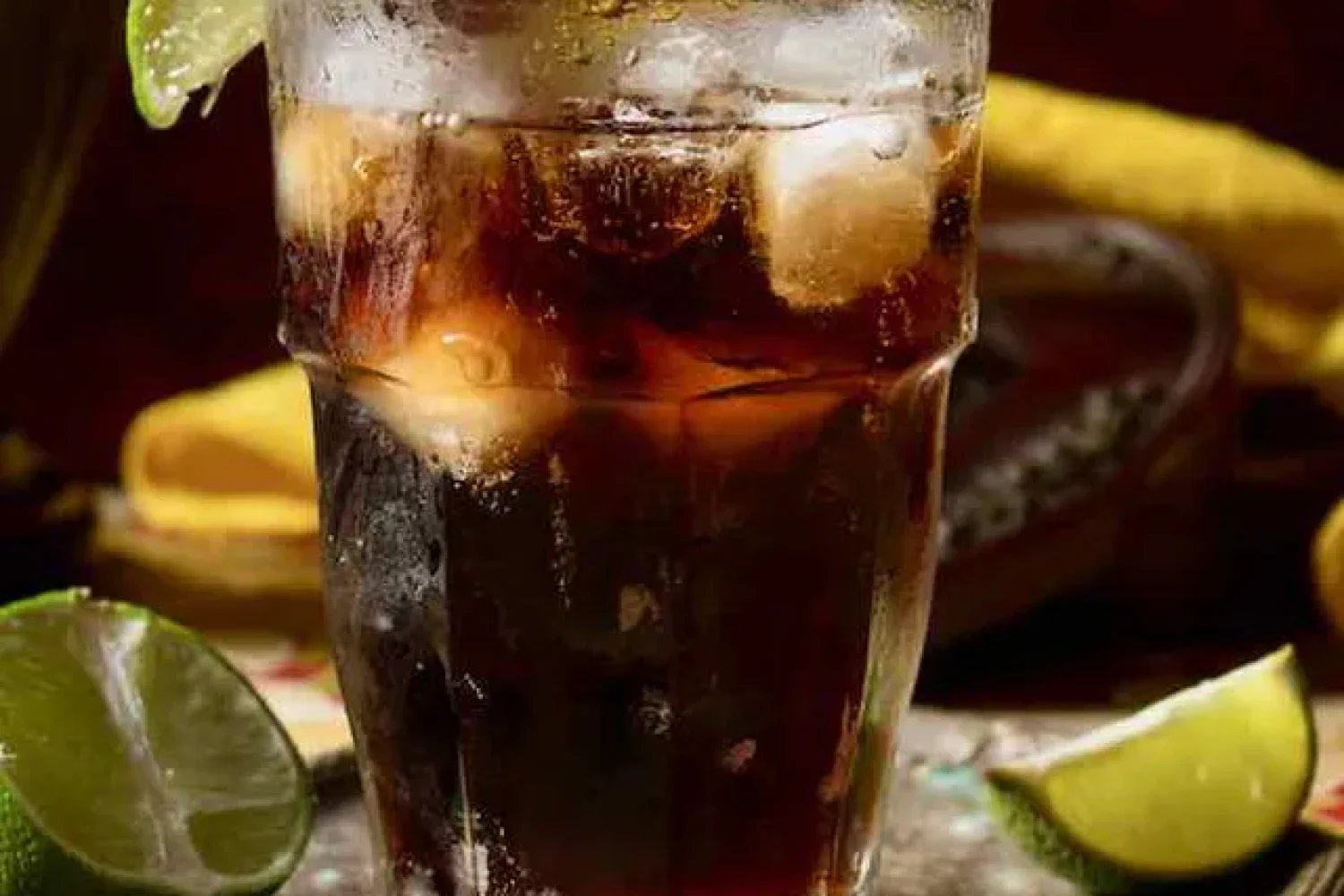 Perú Libre Cóctel Perú Libre, bebida refrescante con pisco y refresco de cola.