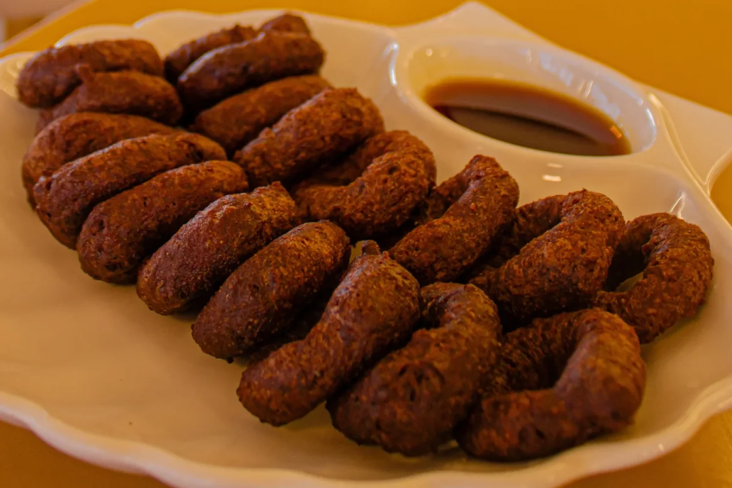 Picaroncitos de chocolate Picaroncitos de chocolate, pequeños dulces fritos con sabor a cacao.