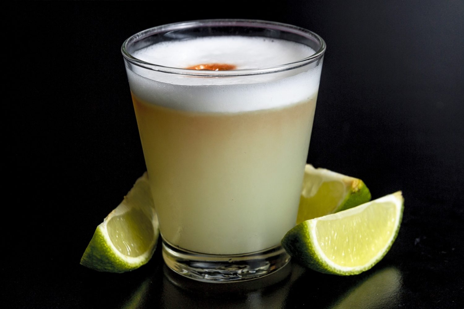 Pisco Sour Cóctel Pisco Sour, bebida tradicional peruana con pisco, limón, azúcar y clara de huevo.