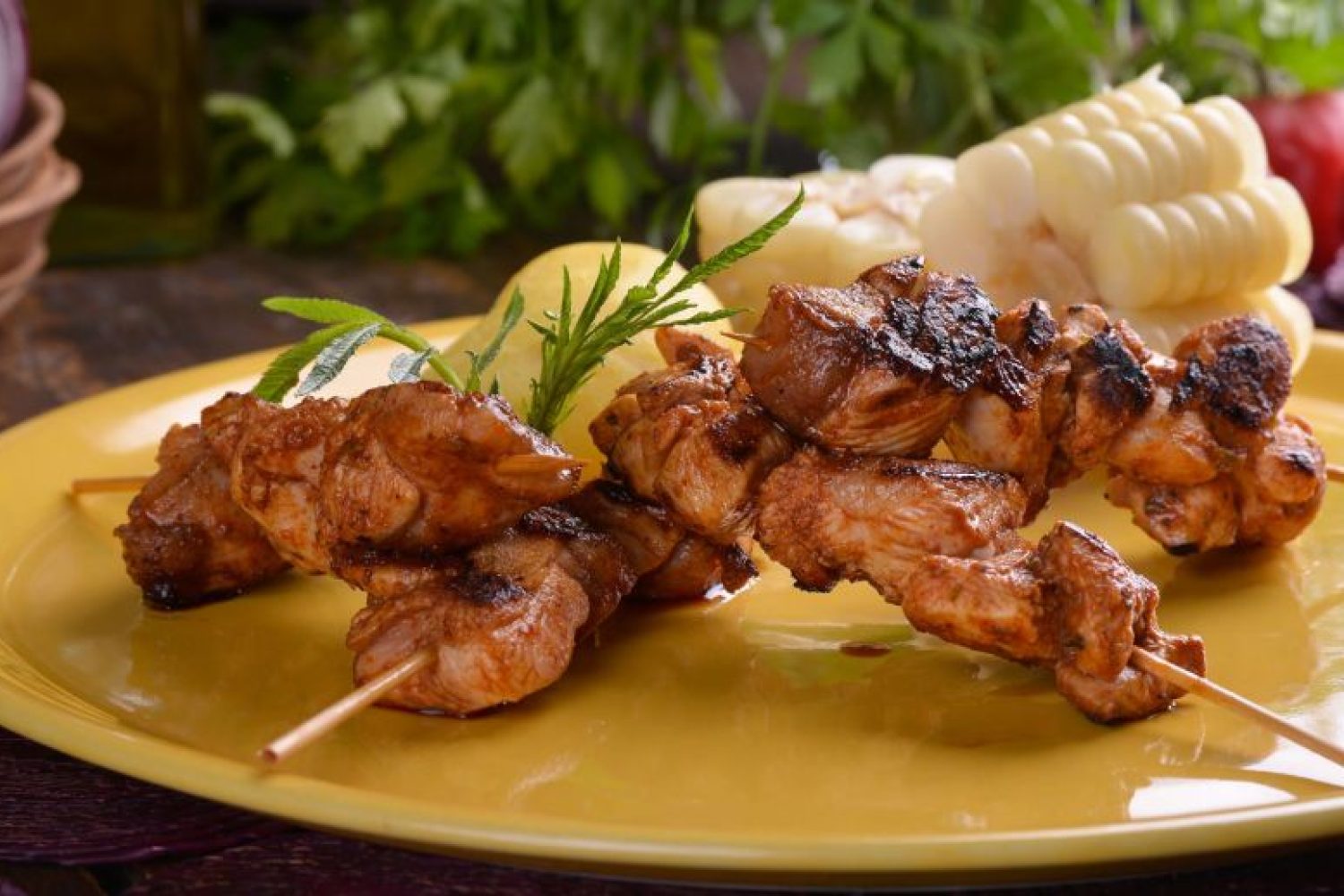 anticucho_pollo_3palos Anticucho de pollo, brochetas de pollo a la parrilla en tres palos.