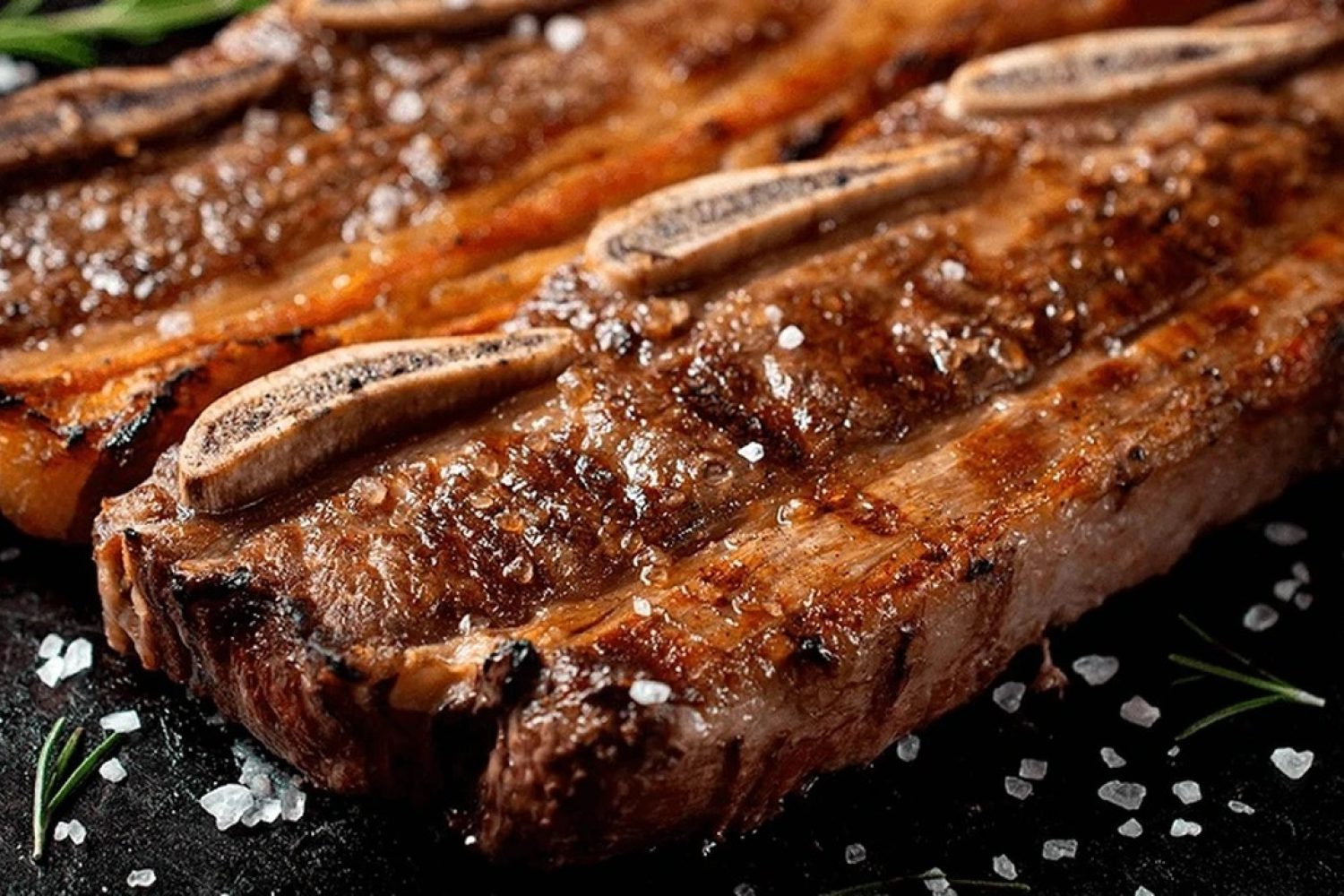 Asado de tira argentino Asado de tira argentino, corte de carne jugoso y sabroso, típico de la parrillada argentina.