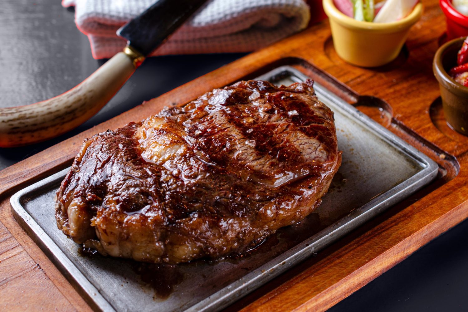bife de chorizo argentino Bife de chorizo argentino, corte de carne jugoso y tierno, ideal para parrilladas.