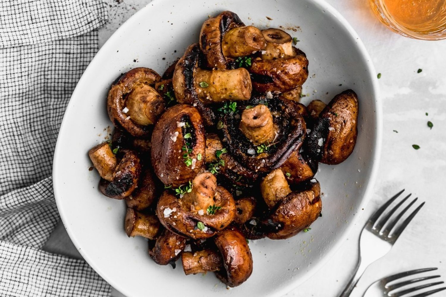 champiñones a la parrilla Champiñones a la parrilla, sabrosos y jugosos, perfectos para acompañar parrilladas.