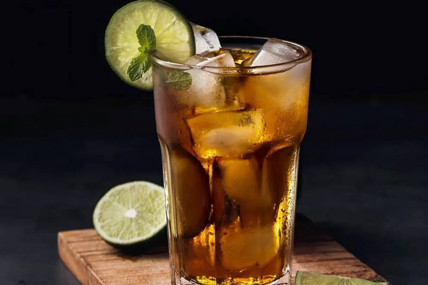 cuba-libre Cóctel Cuba Libre, bebida refrescante con ron, cola y lima.