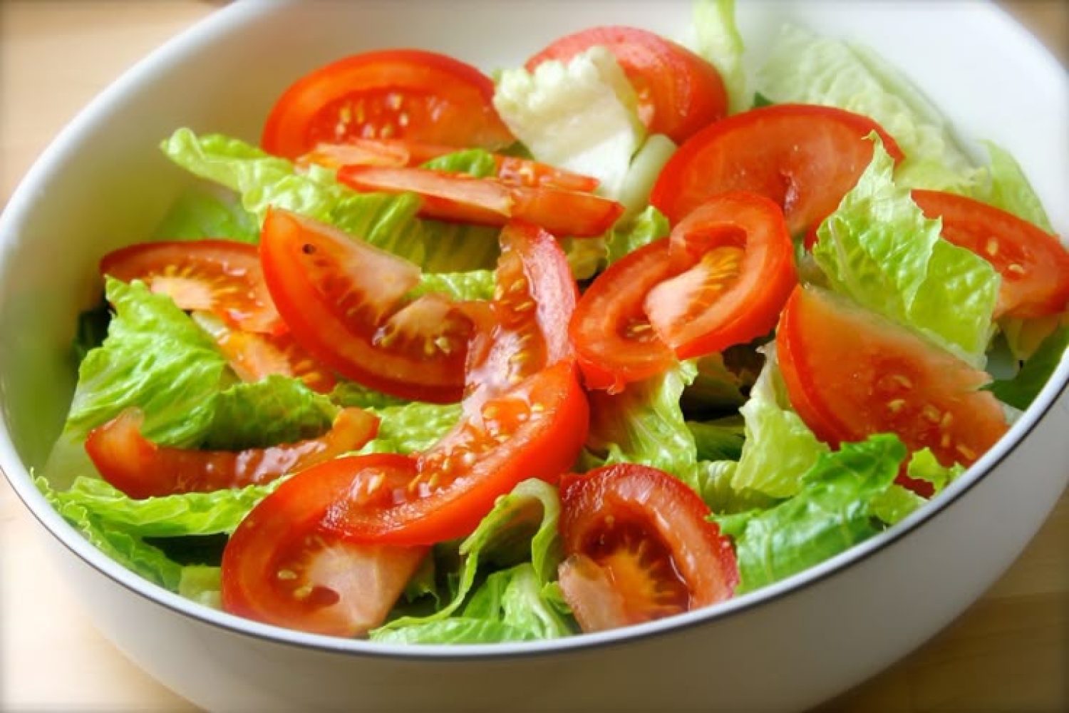 ensalada Ensalada fresca, mezcla de vegetales y aderezos.