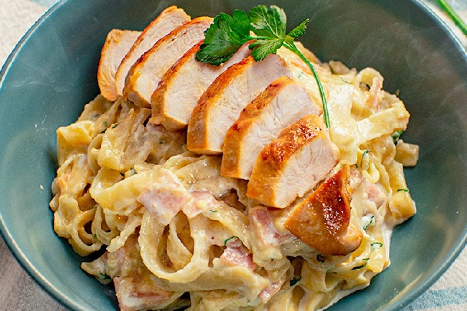 fettuccine alfredo con pollo a la parrilla Fettuccine Alfredo con pollo a la parrilla, cremoso y sabroso.