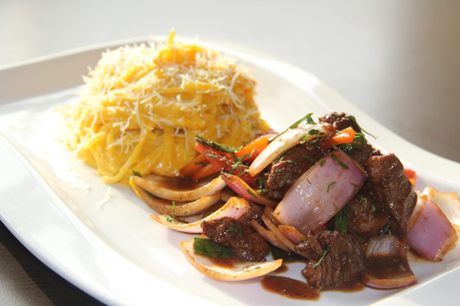 fetuccini a la huancaina con lomo saltado Fettuccini a la huancaína con lomo saltado, combinación deliciosa de pasta y carne peruana.