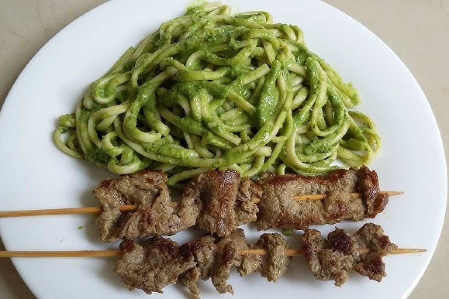 fetuccini al pesto con anticucho Fettuccini al pesto con anticucho, combinación deliciosa de pasta y carne a la parrilla.