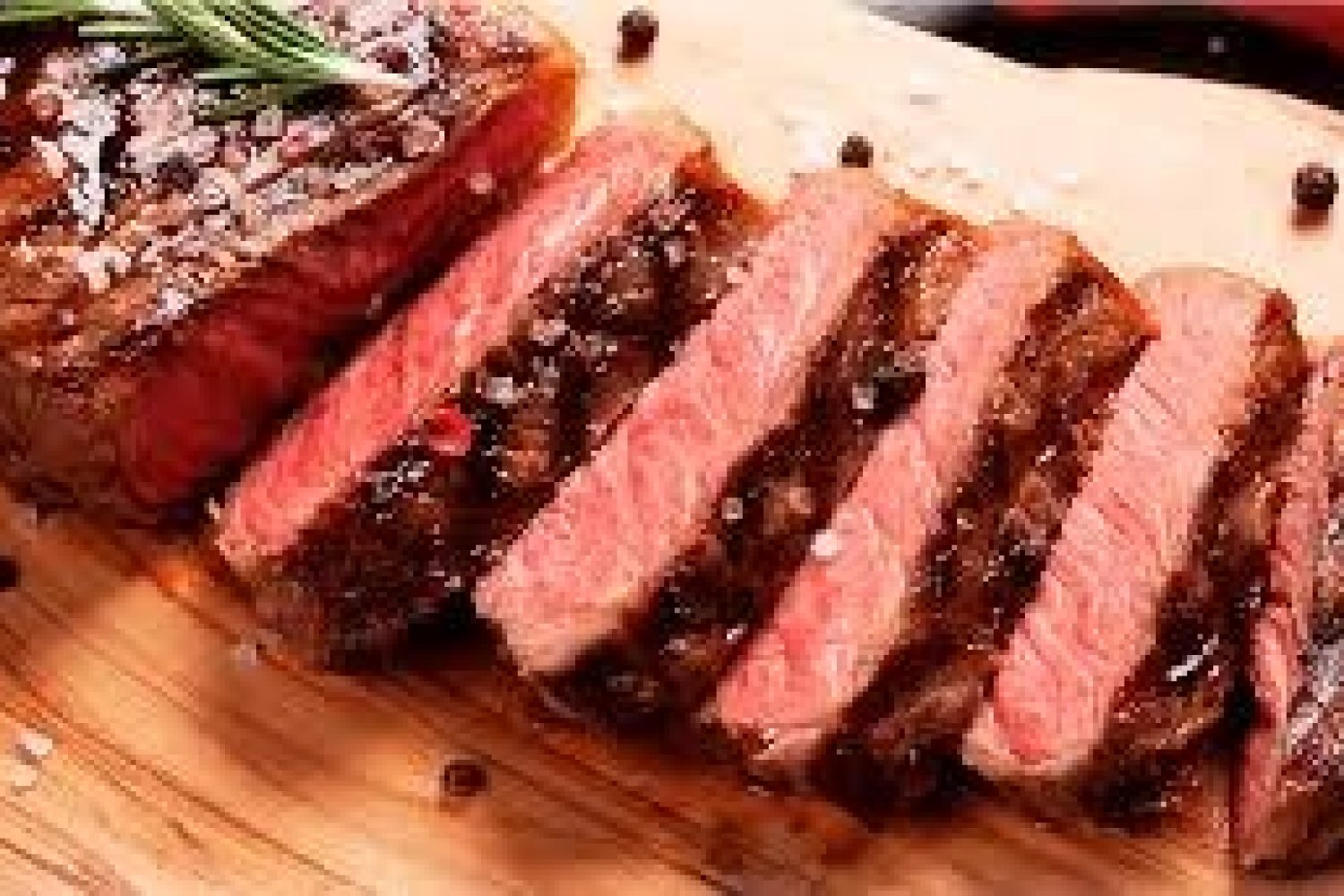 Lomo fino argentino Lomo fino argentino a la parrilla, jugoso y servido con guarnición tradicional