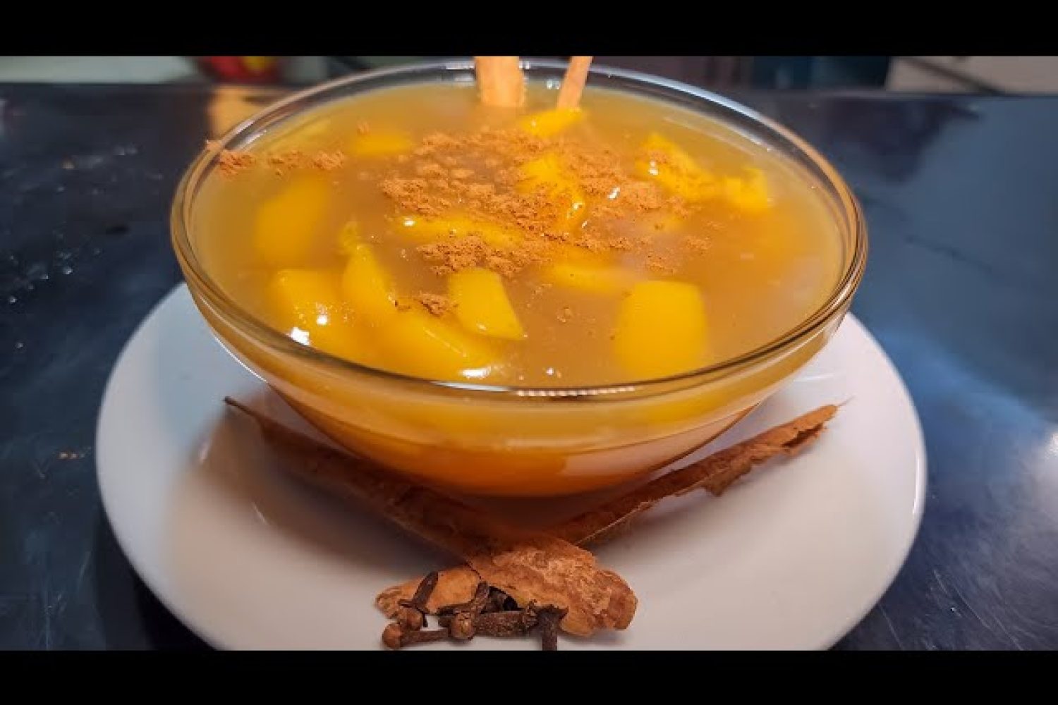 mazamorra de durazno Mazamorra de durazno, postre tradicional peruano a base de durazno y maíz morado.