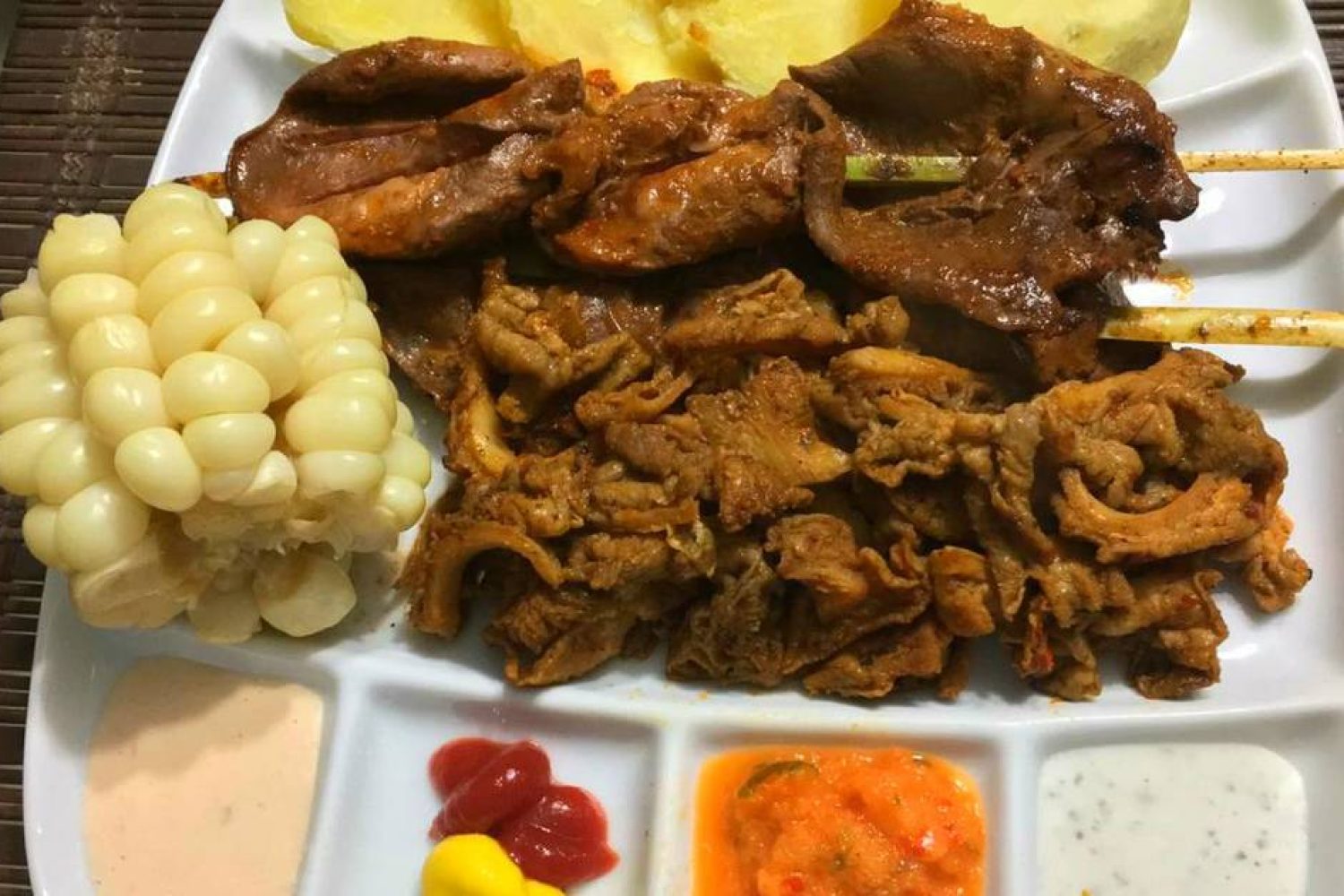 mixto Parrilla mixta con diversos cortes de carne, ideal para todos los gustos.