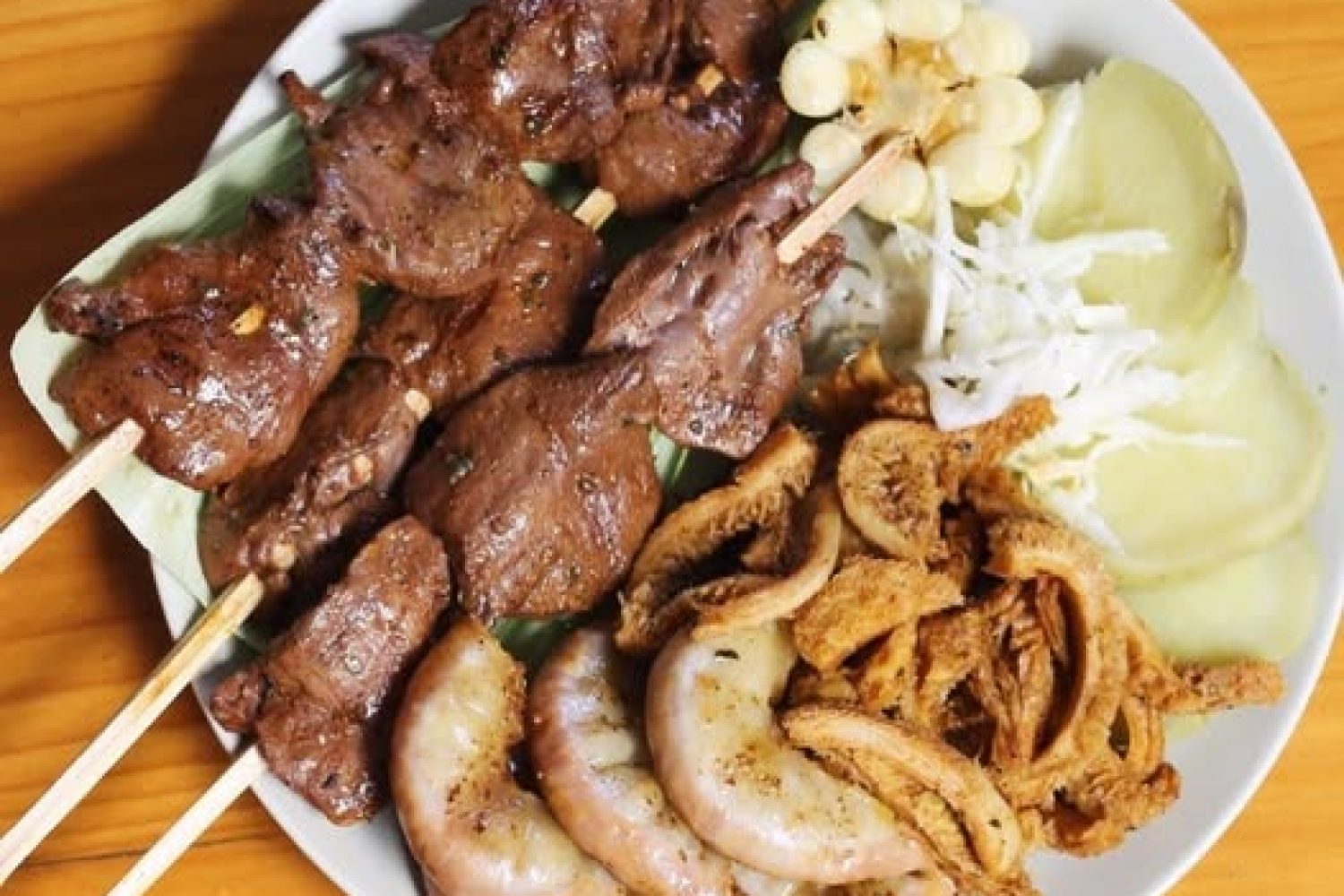 Plato mixto Anticuchos con variedad, brochetas de carne asada acompañadas de salsas y guarniciones.