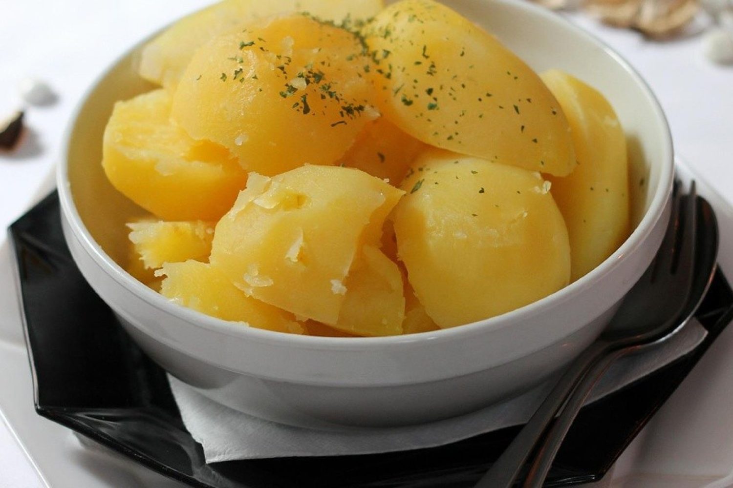 papas sancochadas Papas sancochadas, papas cocidas tradicionales, comúnmente acompañadas con salsas o como guarnición.